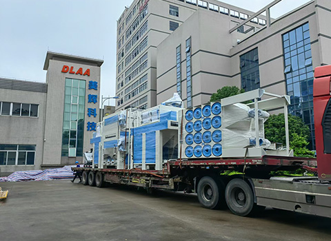 不锈钢双面喷砂机装车发货现场